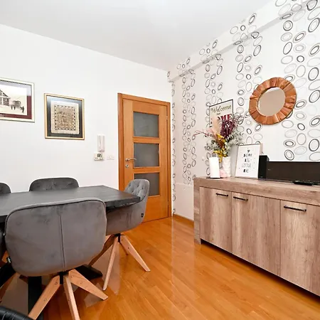 Heidi With Parking Appartement